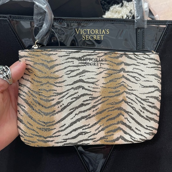 NWT Victoria’s Secret Limited Edition X-Large Tote Bag With Detachable Wristlet - Picture 8 of 12